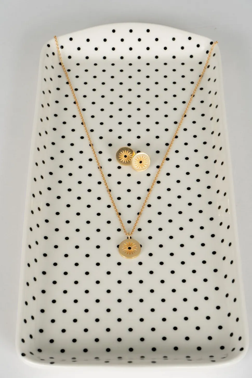 Combinación Pendientes & Collar Dorados Con Diseño Sol Y Circonita Negra