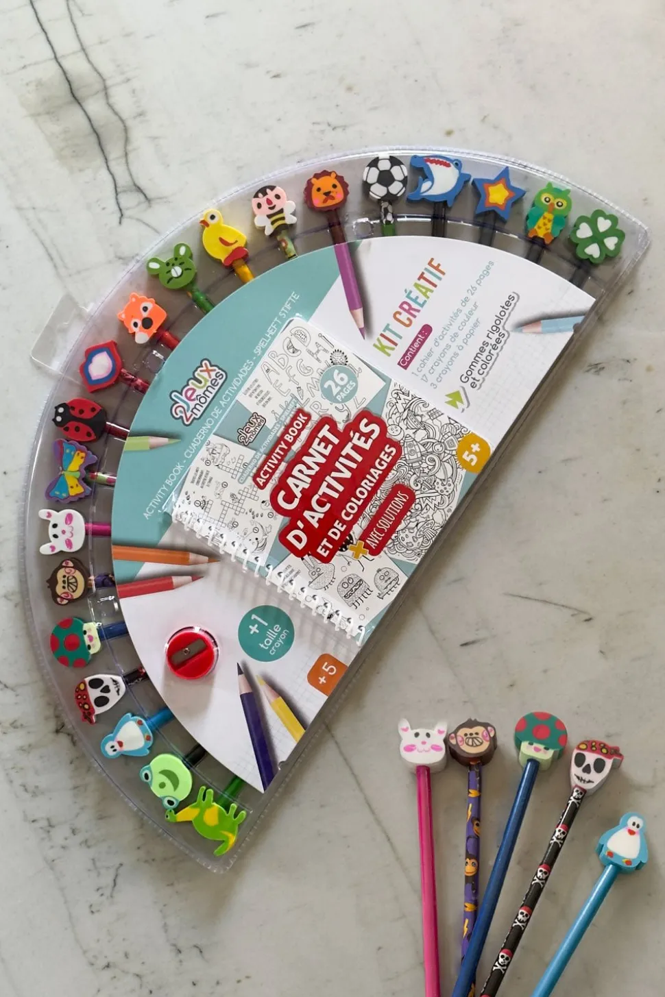 Cuaderno De Actividades Con Lápices De Colores