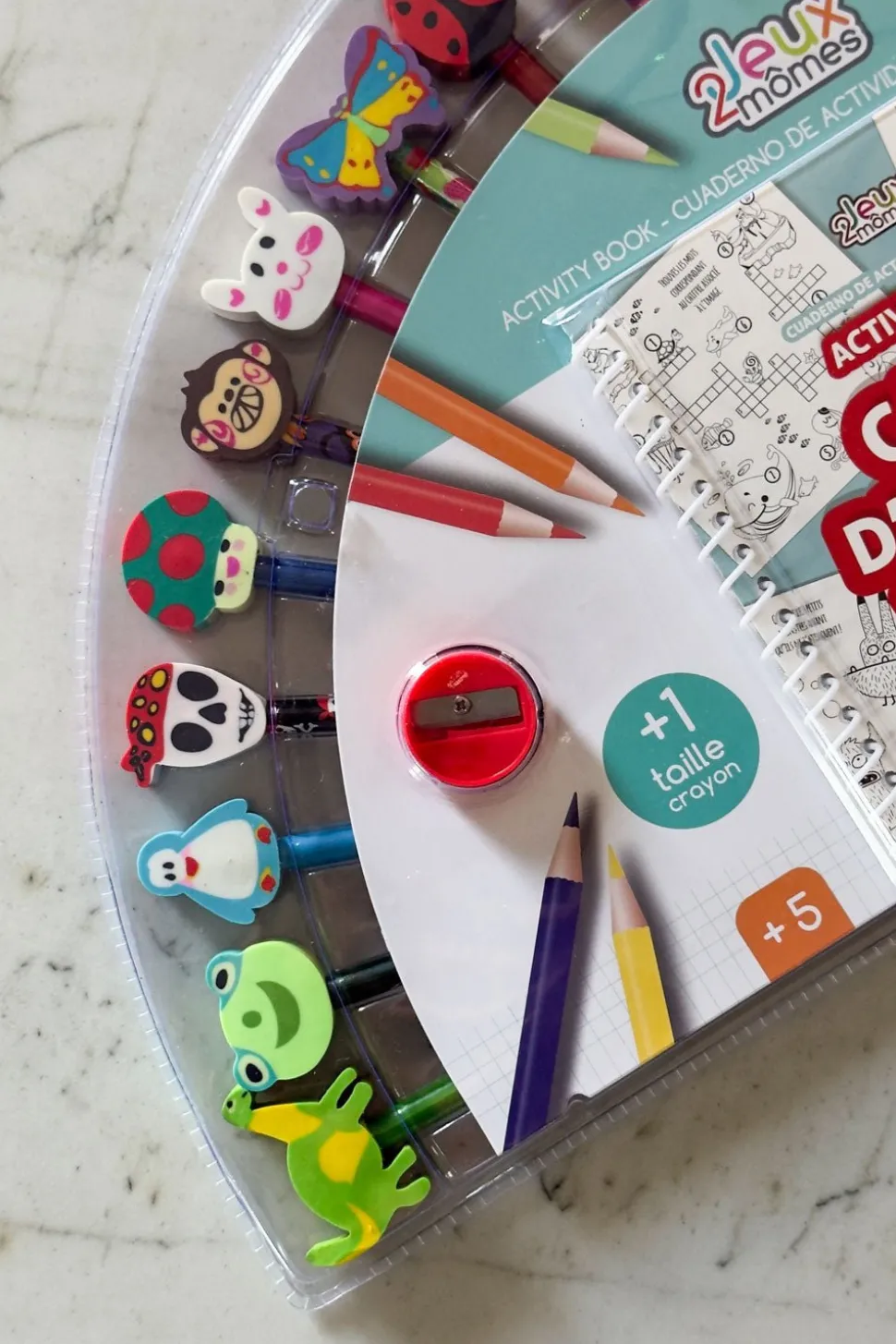 Cuaderno De Actividades Con Lápices De Colores