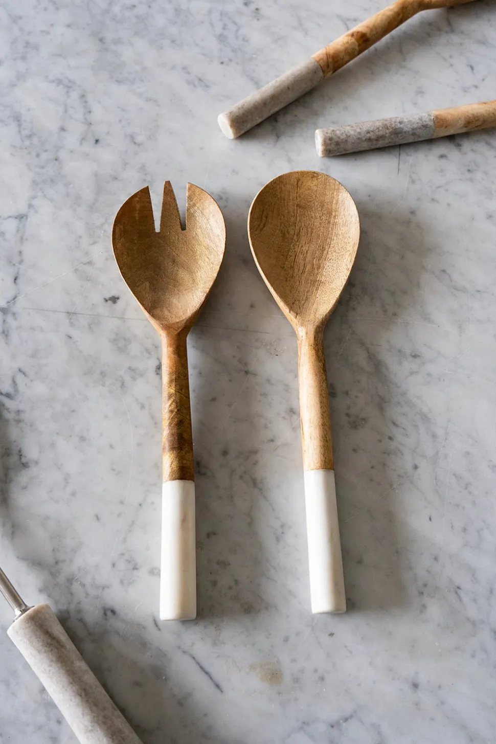 Cubiertos De Servir De Madera Con Mangos De Mármol En Color Blanco