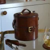 Cubitera De Cuero Con Tapa Y Detalle De Hebilla Pequeña