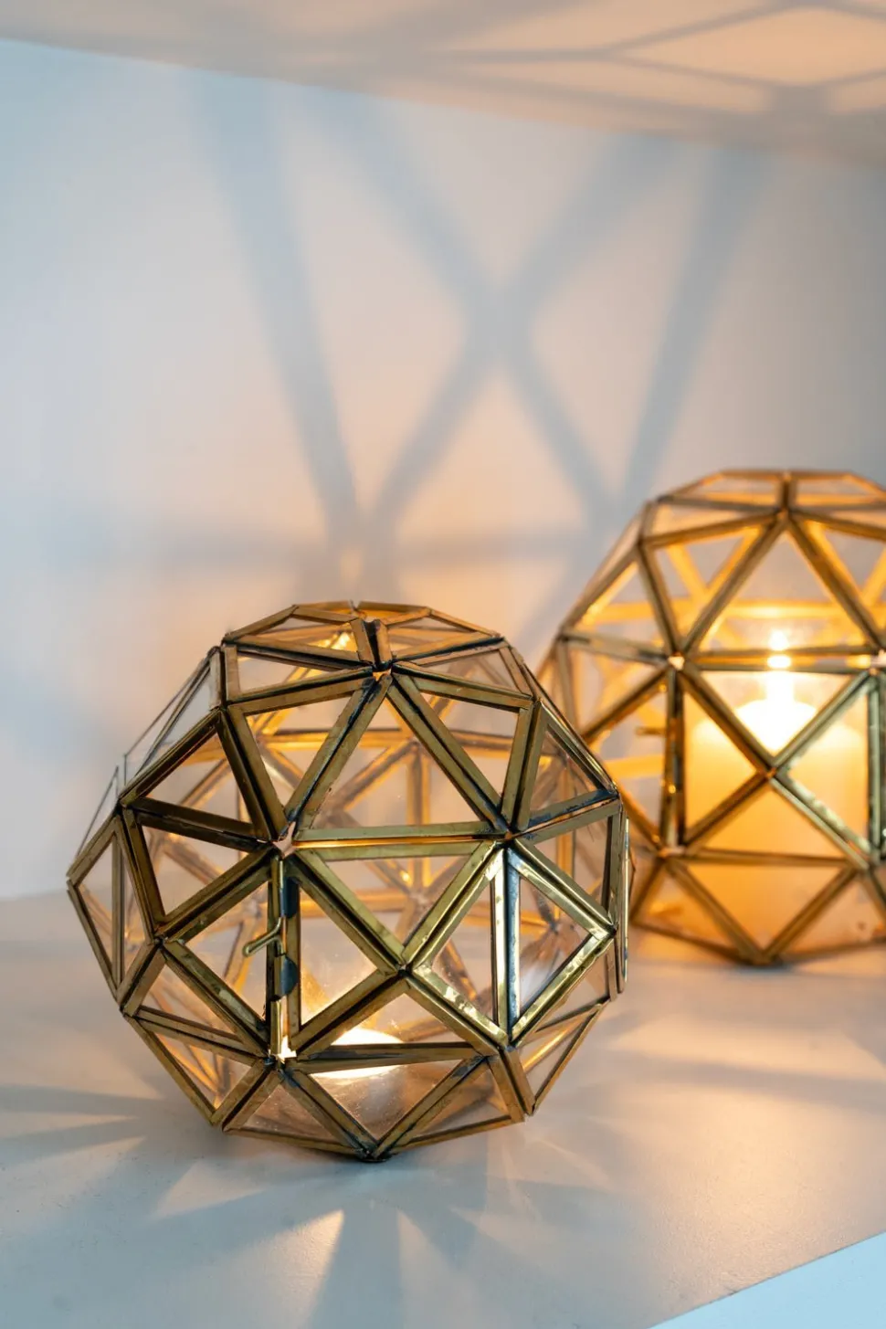 Esfera Decorativa De Cristal Con Detalles Dorados Pequeña
