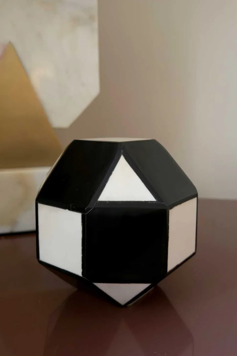 Esfera Decorativa De Resina Blanca Y Negra