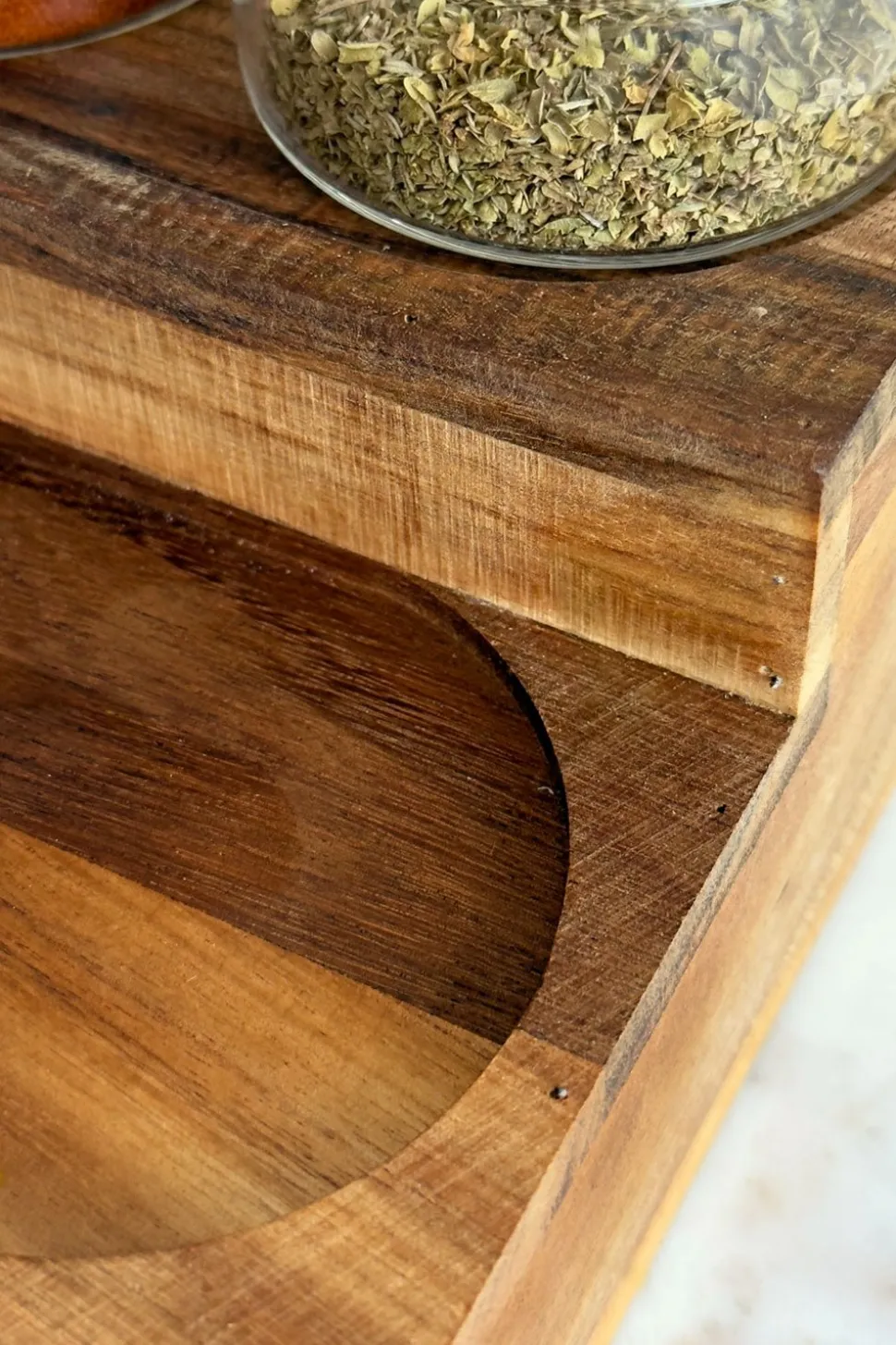 Especiero Escalonado De Madera De Acacia Con 9 Tarros De Cristal
