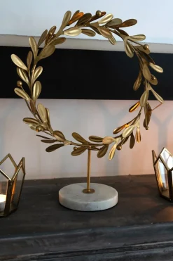 Figura Con Diseño De Acebo Dorado Y Base De Mármol