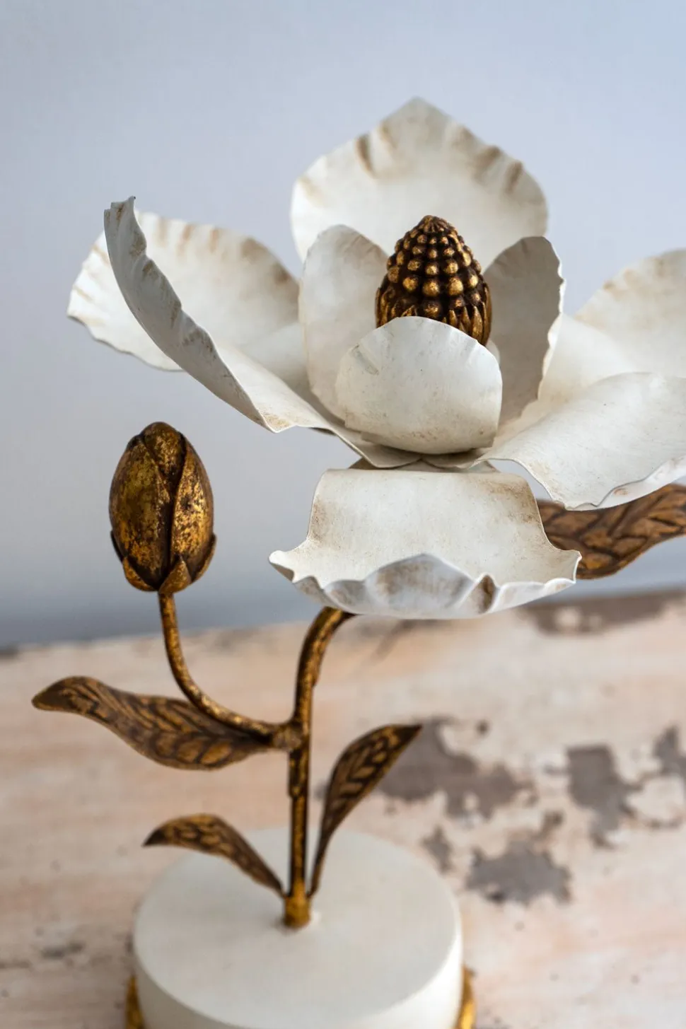Flor Decorativa Dorada Y Blanca Diseño Magnolia