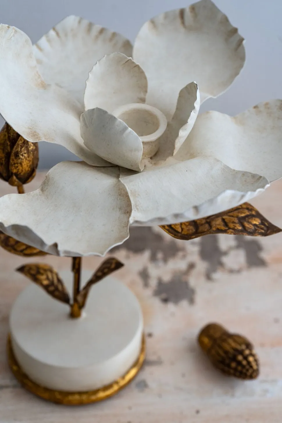 Flor Decorativa Dorada Y Blanca Diseño Magnolia