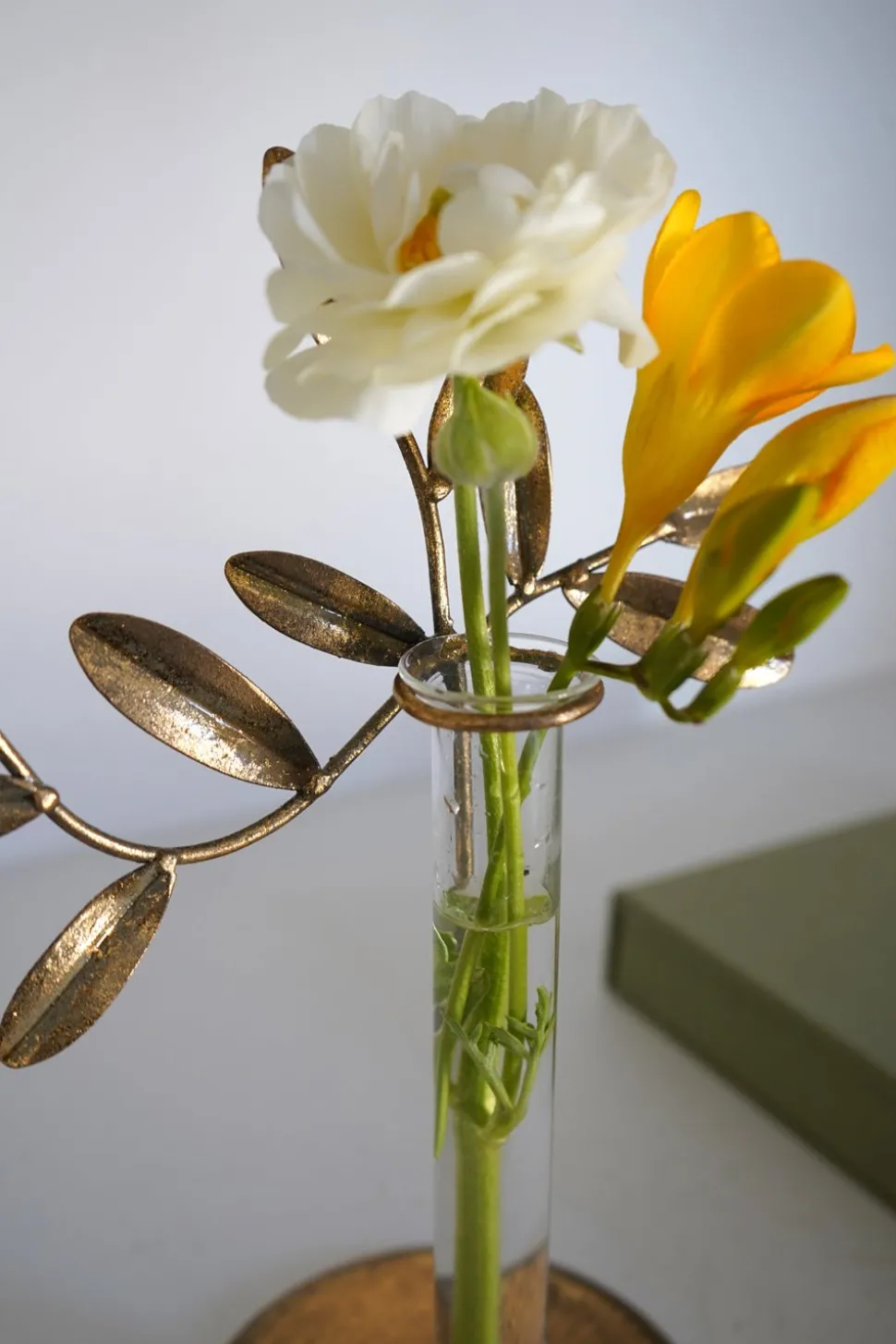 Florero De Metal Dorado Con Diseño De Planta