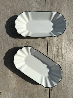Fuente Blonda De Porcelana Blanca Con Filo Negro