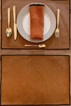 Individual De Lino Impermeable Ocre Con Borde Negro