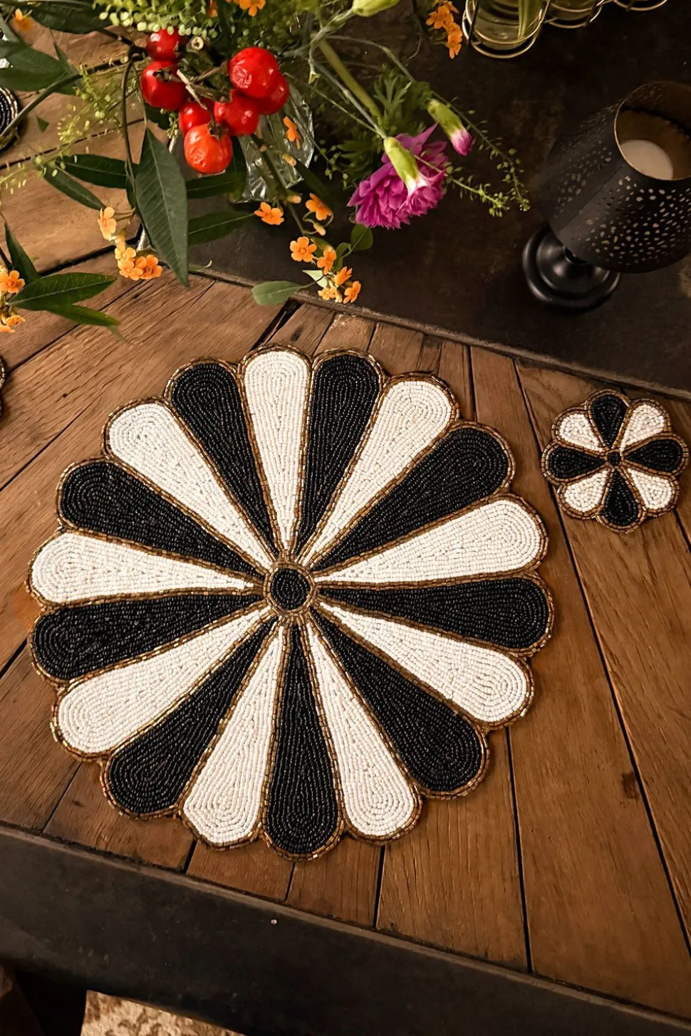 Individual Flor Blanco Y Negro Bordado Con Cuentas