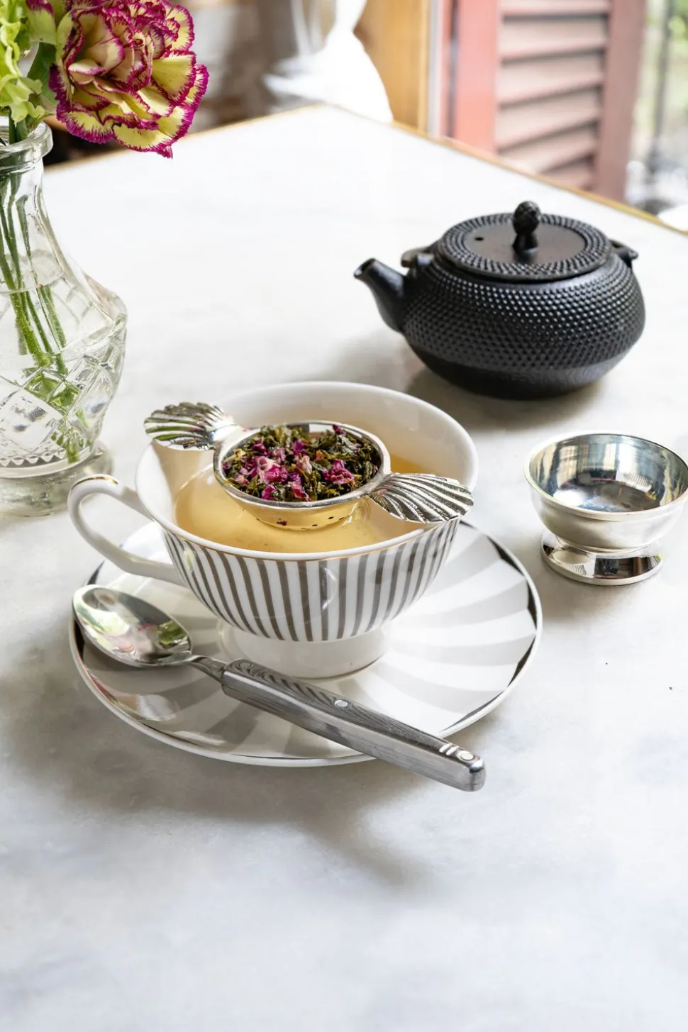 Infusor De Té Con Asas Con Diseño De Conchas Bañado En Plata