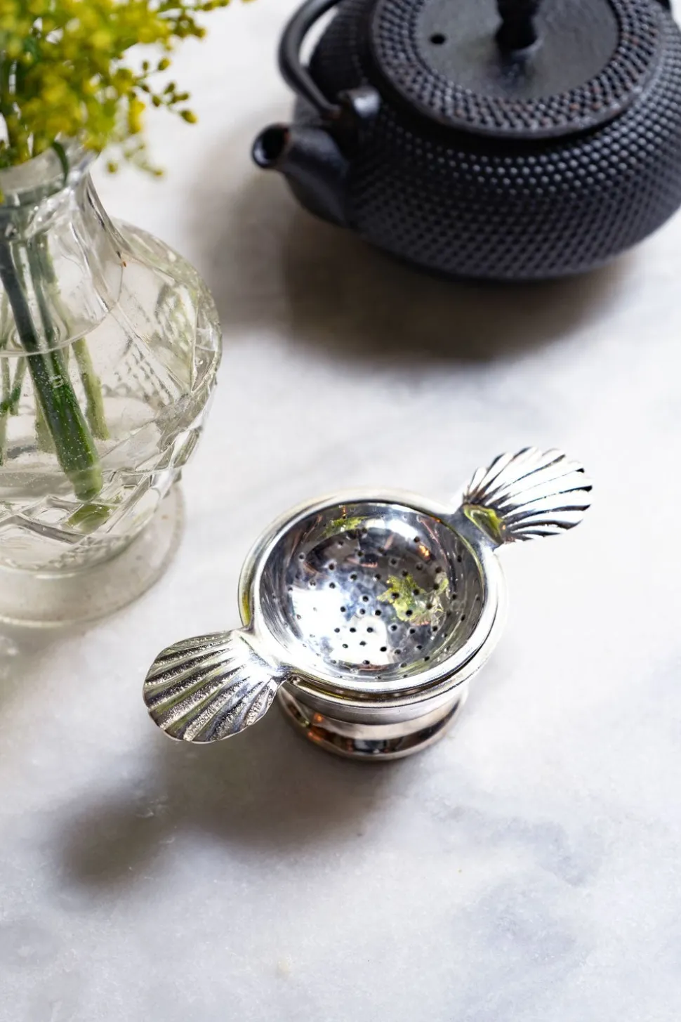 Infusor De Té Con Asas Con Diseño De Conchas Bañado En Plata