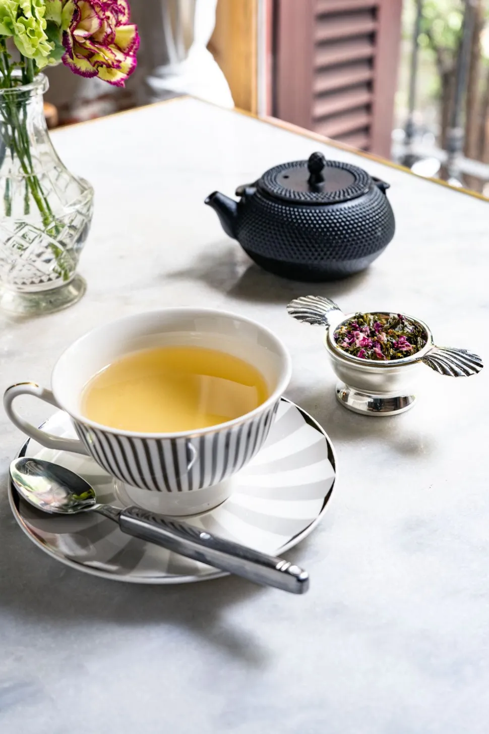 Infusor De Té Con Asas Con Diseño De Conchas Bañado En Plata