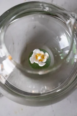 JARRA GLOBO DE VIDRIO SOPLADO CON FIGURA FLOR