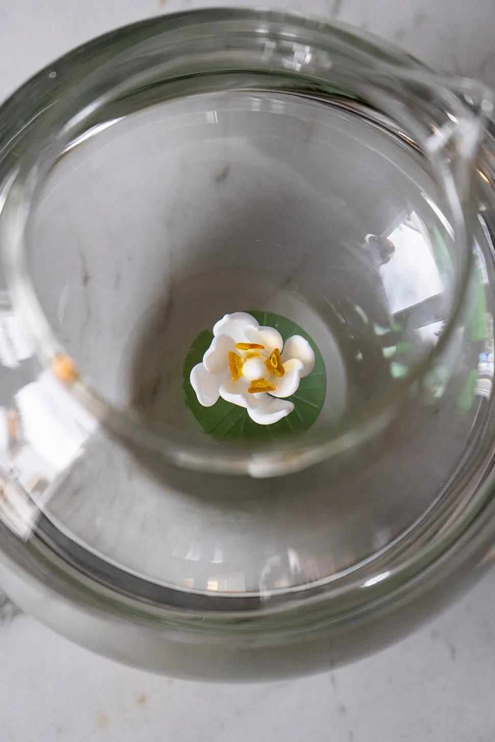 JARRA GLOBO DE VIDRIO SOPLADO CON FIGURA FLOR