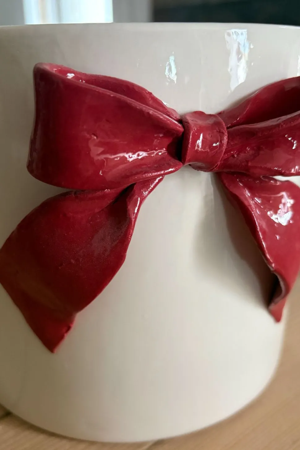 Jarrón De Porcelana Blanco Con Lazo Rojo
