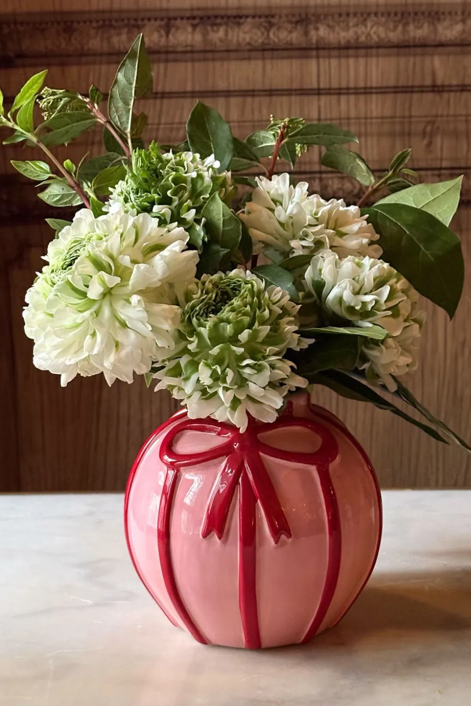 Jarrón De Porcelana Rosa Con Lazo Rojo