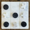 Juego Tres En Raya De Mármol Blanco Con Fichas Negras Y Blancas