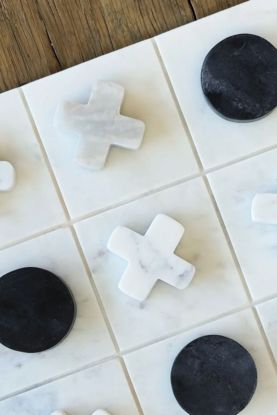 Juego Tres En Raya De Mármol Blanco Con Fichas Negras Y Blancas