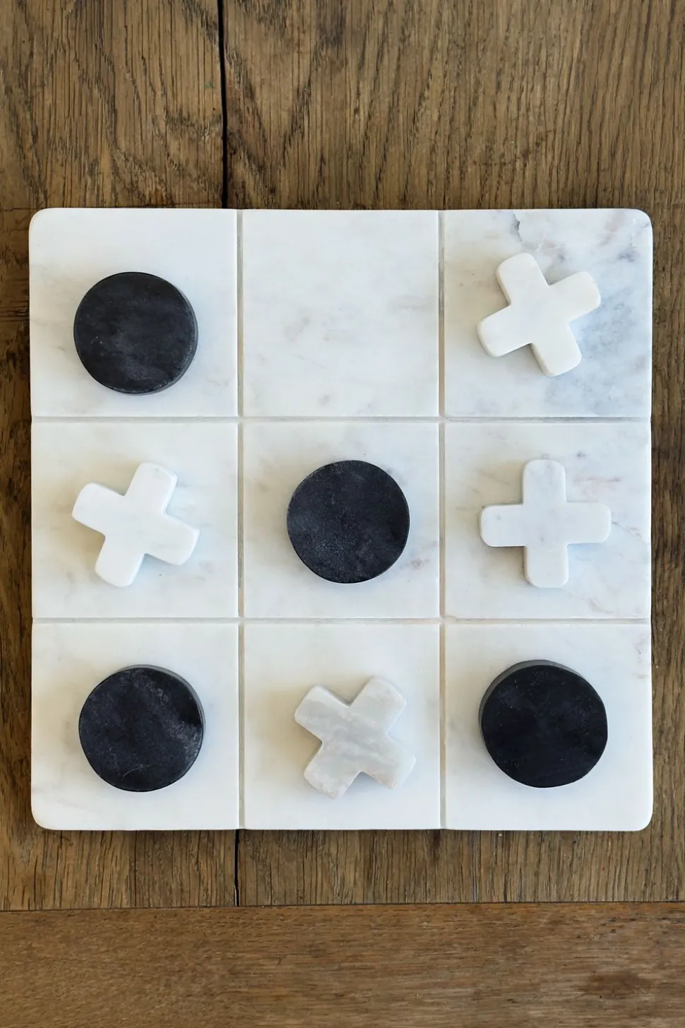 Juego Tres En Raya De Mármol Blanco Con Fichas Negras Y Blancas