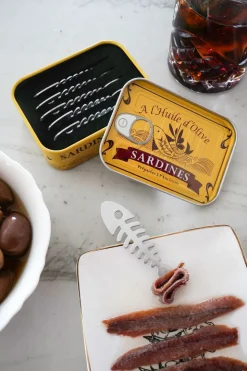 Lata Con Tenedores Para Aperitivos Con Forma De Sardinas