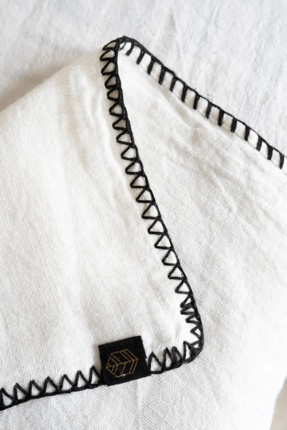 Mantel De Lino Blanco Con Borde Negro