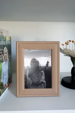 Marco De Fotos De Madera Con Detalle En Su Borde