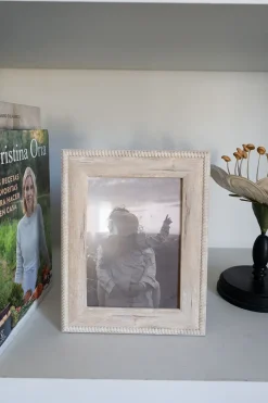 Marco De Fotos De Madera Con Detalle En Su Borde