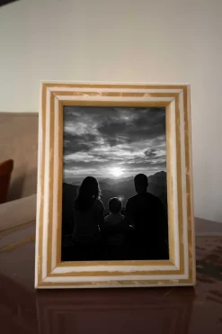 Marco De Fotos De Resina Con Diseño De Rayas Blancas Y Amarillas