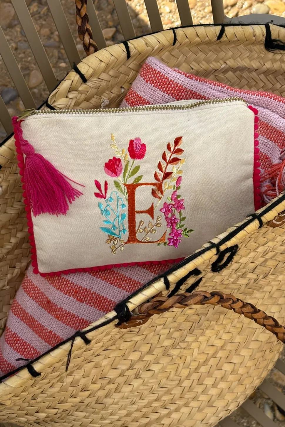 Neceser Con Inicial E Y Flores Bordadas