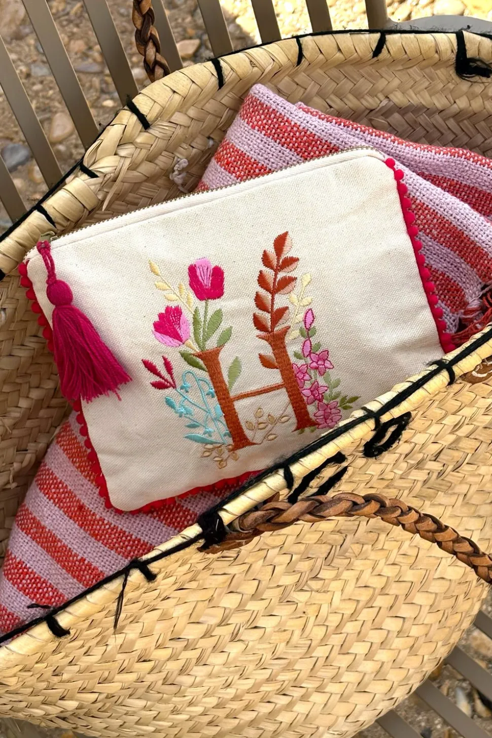 Neceser Con Inicial H Y Flores Bordadas