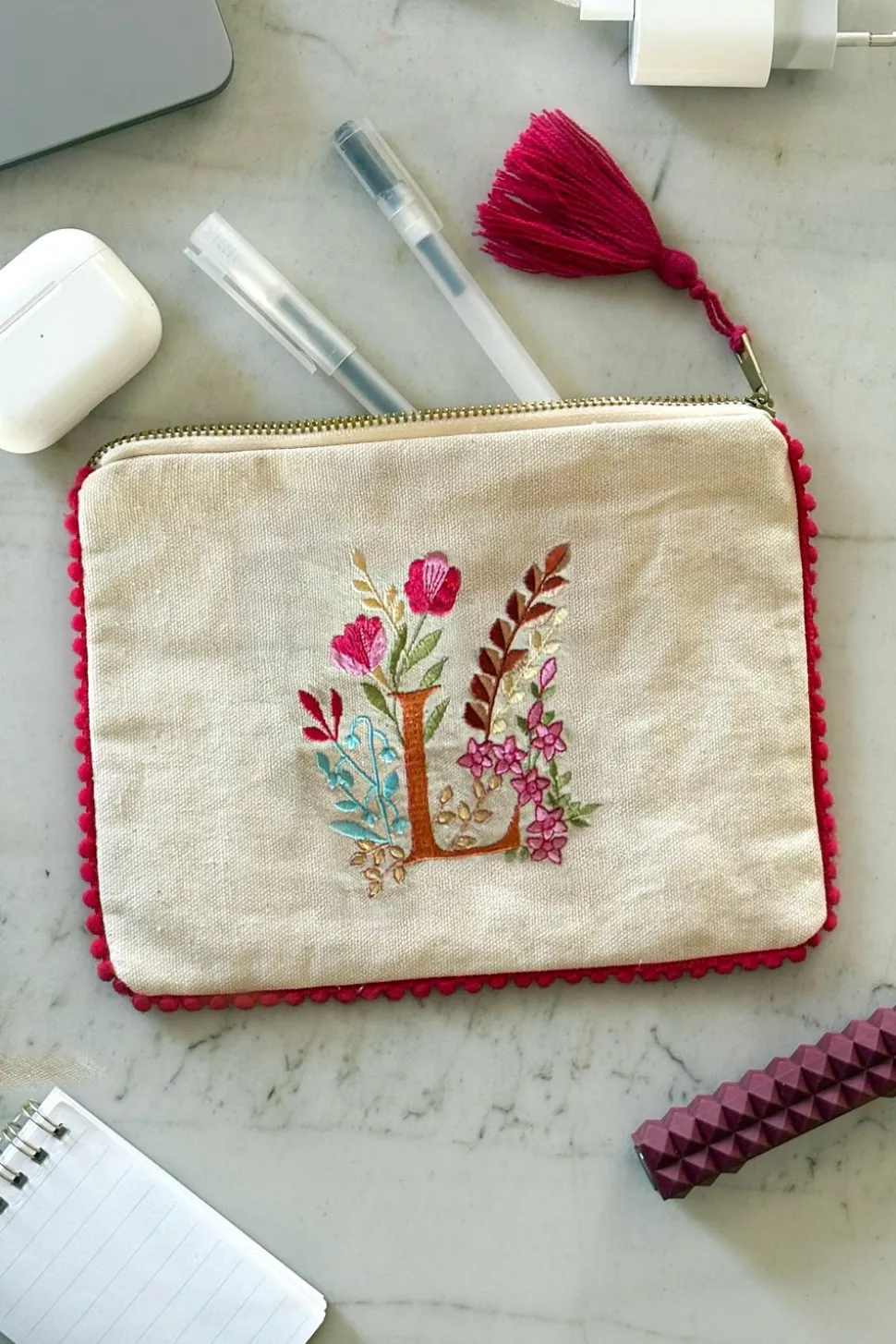 Neceser Con Inicial L Y Flores Bordadas