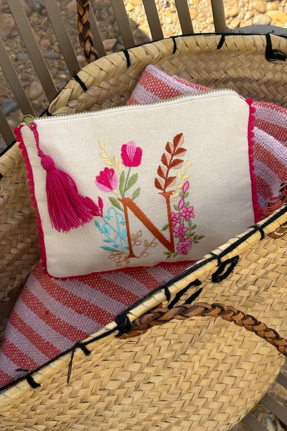 Neceser Con Inicial N Y Flores Bordadas