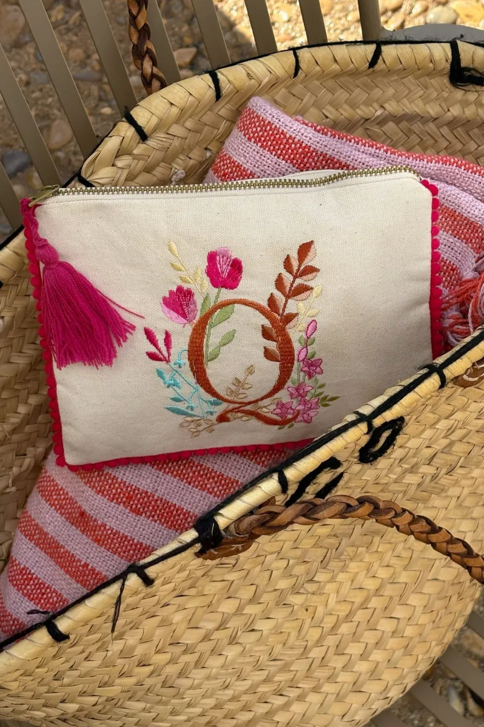 Neceser Con Inicial Q Y Flores Bordadas
