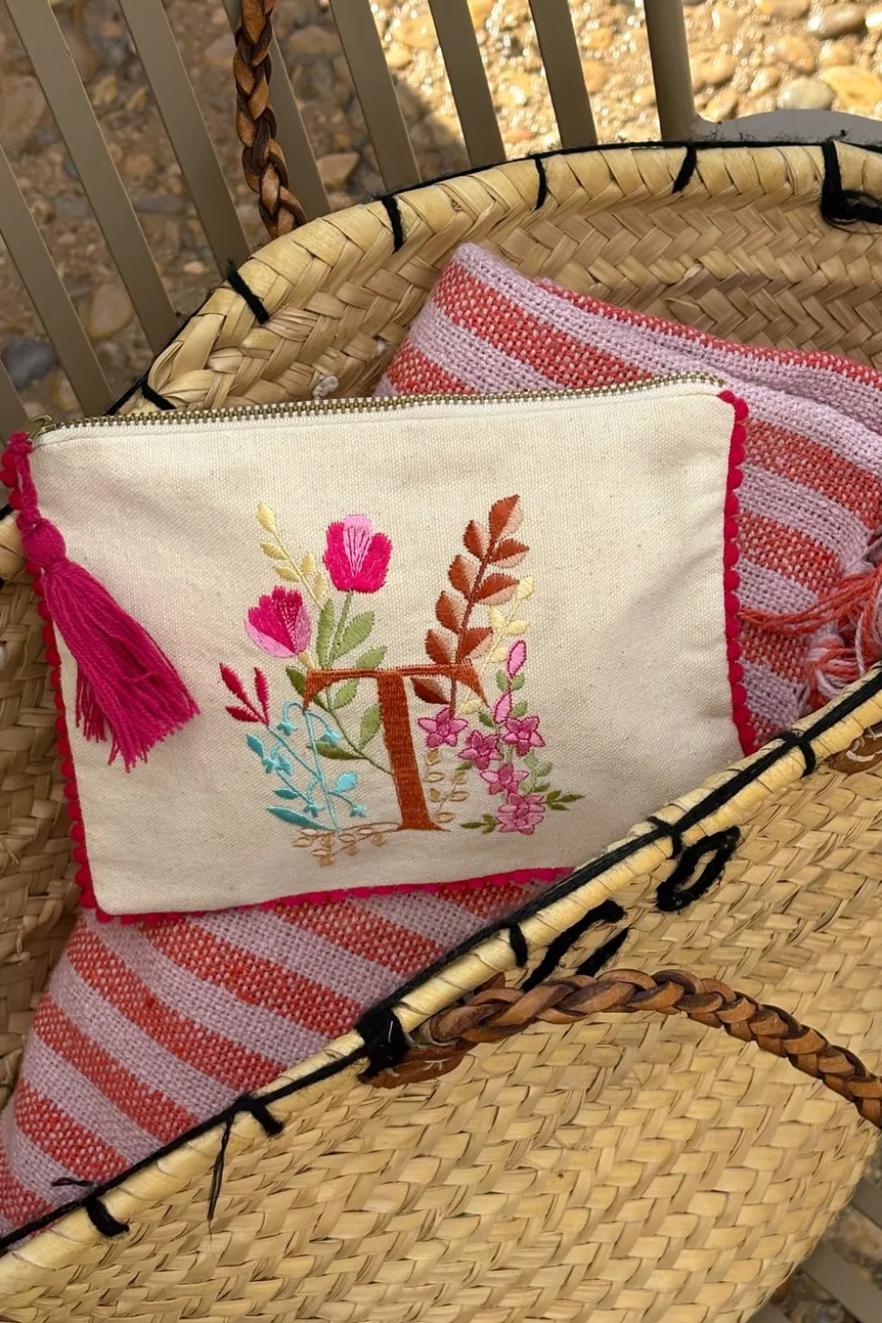 Neceser Con Inicial T Y Flores Bordadas