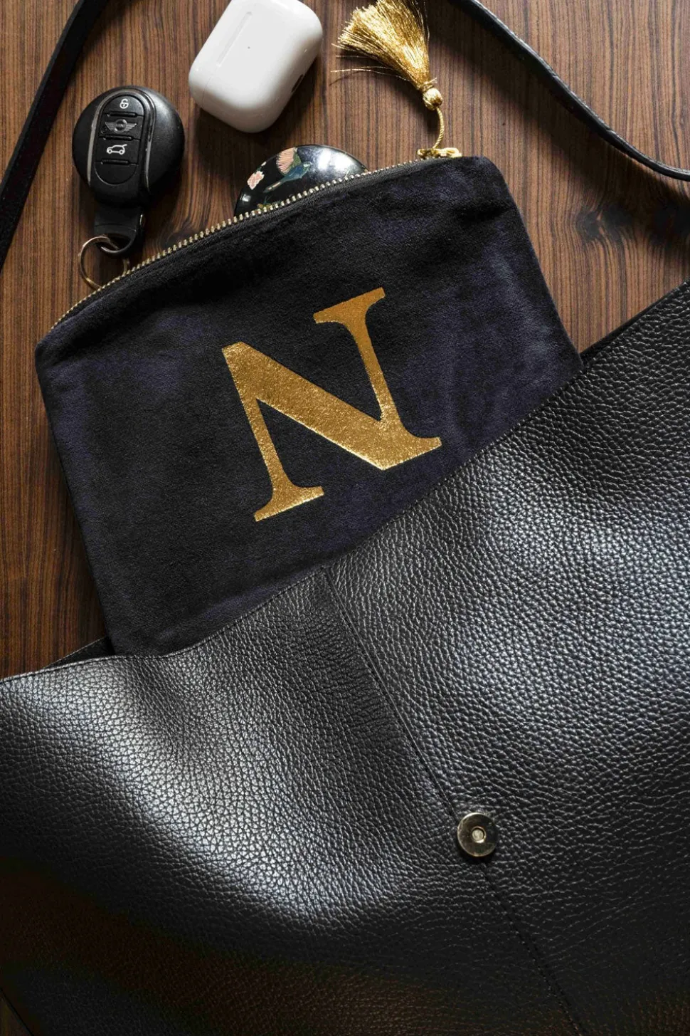 Neceseres De Terciopelo Negro Con Iniciales Doradas