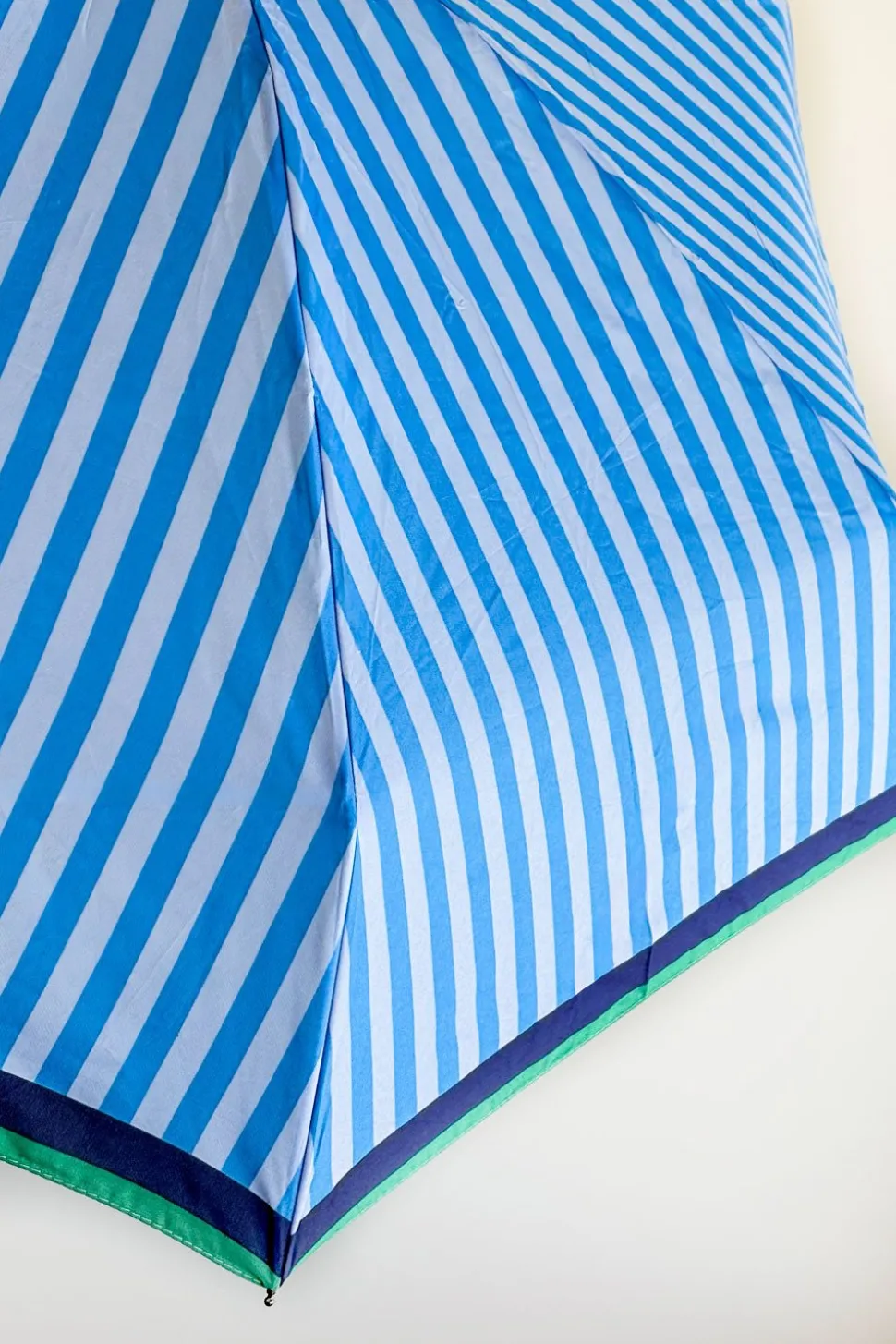 Paraguas Plegable Con Diseño De Rayas De Colores
