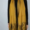 Pashmina Lisa Con Bordado Ocre Y Flor Negra