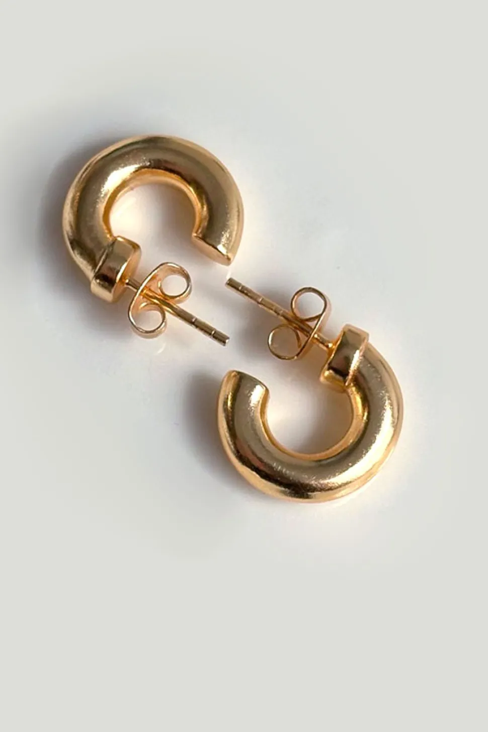 Pendientes Dorados Con Diseño De Aros Pequeños