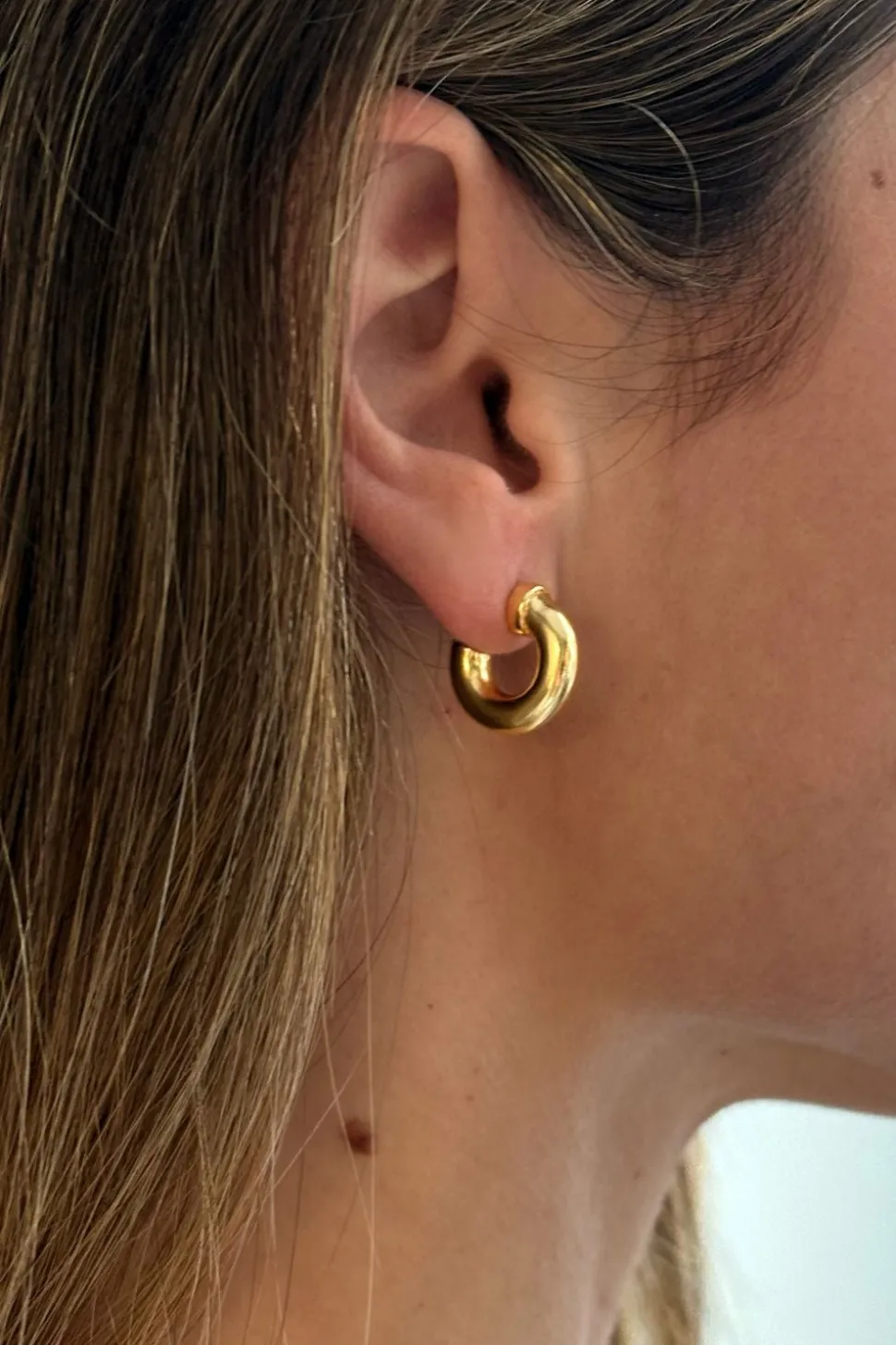 Pendientes Dorados Con Diseño De Aros Pequeños