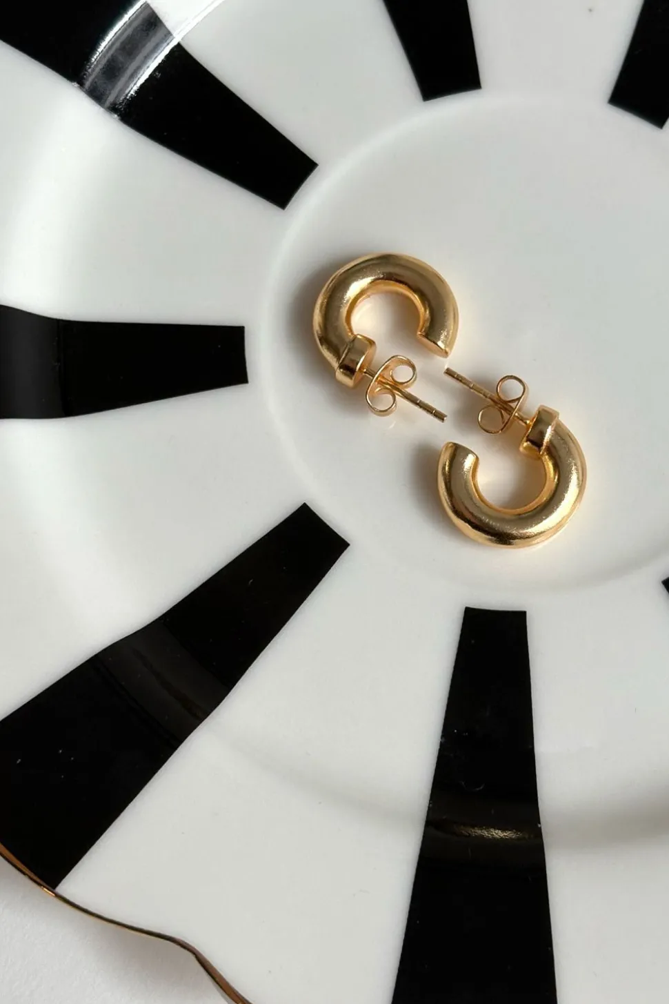 Pendientes Dorados Con Diseño De Aros Pequeños