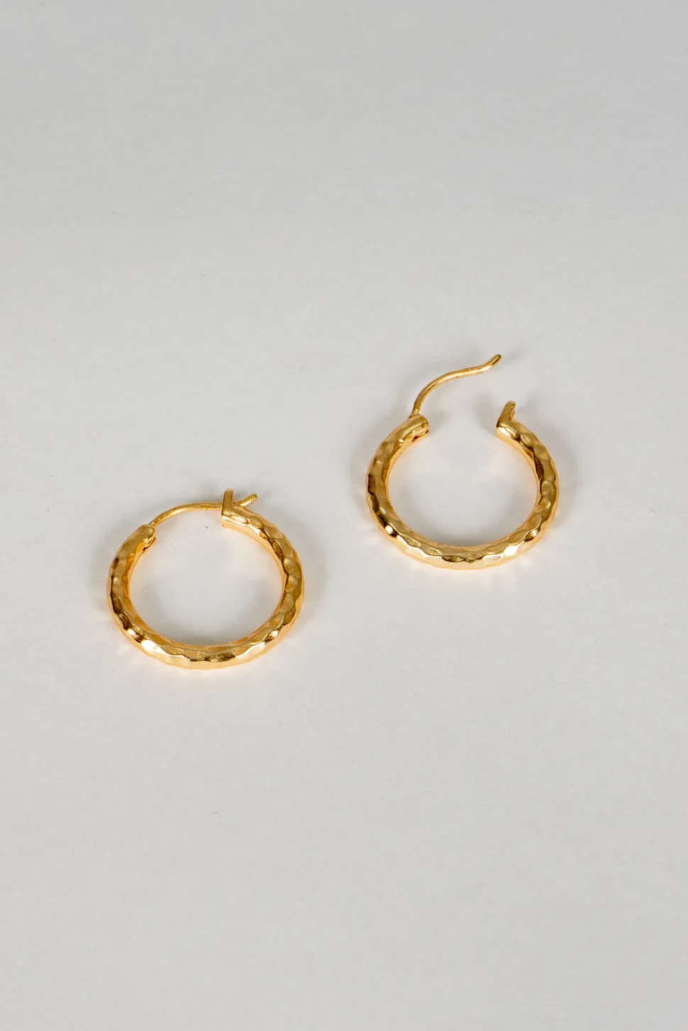 Pendientes Dorados Con Diseño De Aros Martillados