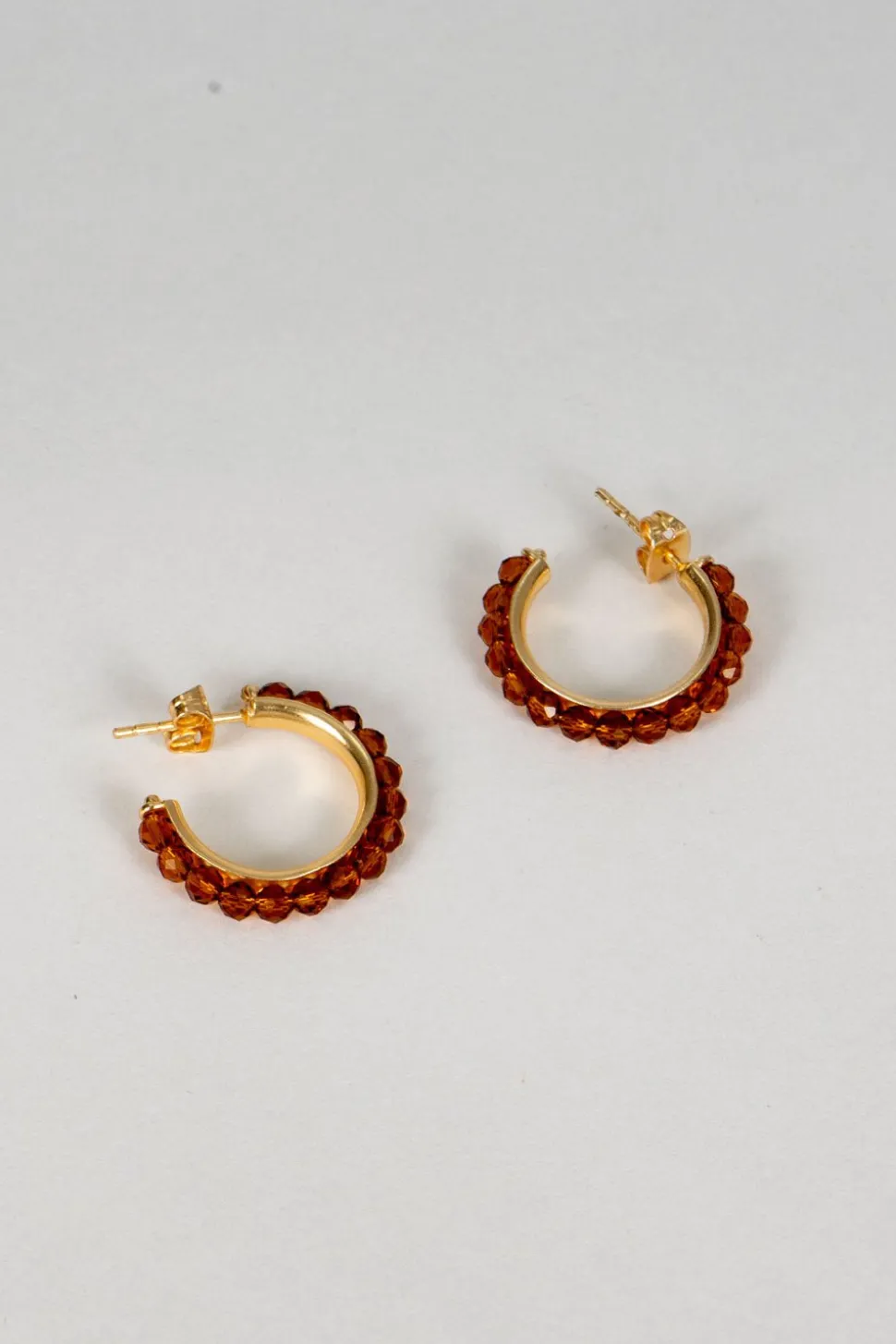 Pendientes Dorados Con Diseño De Aros Y Piedras Ámbar