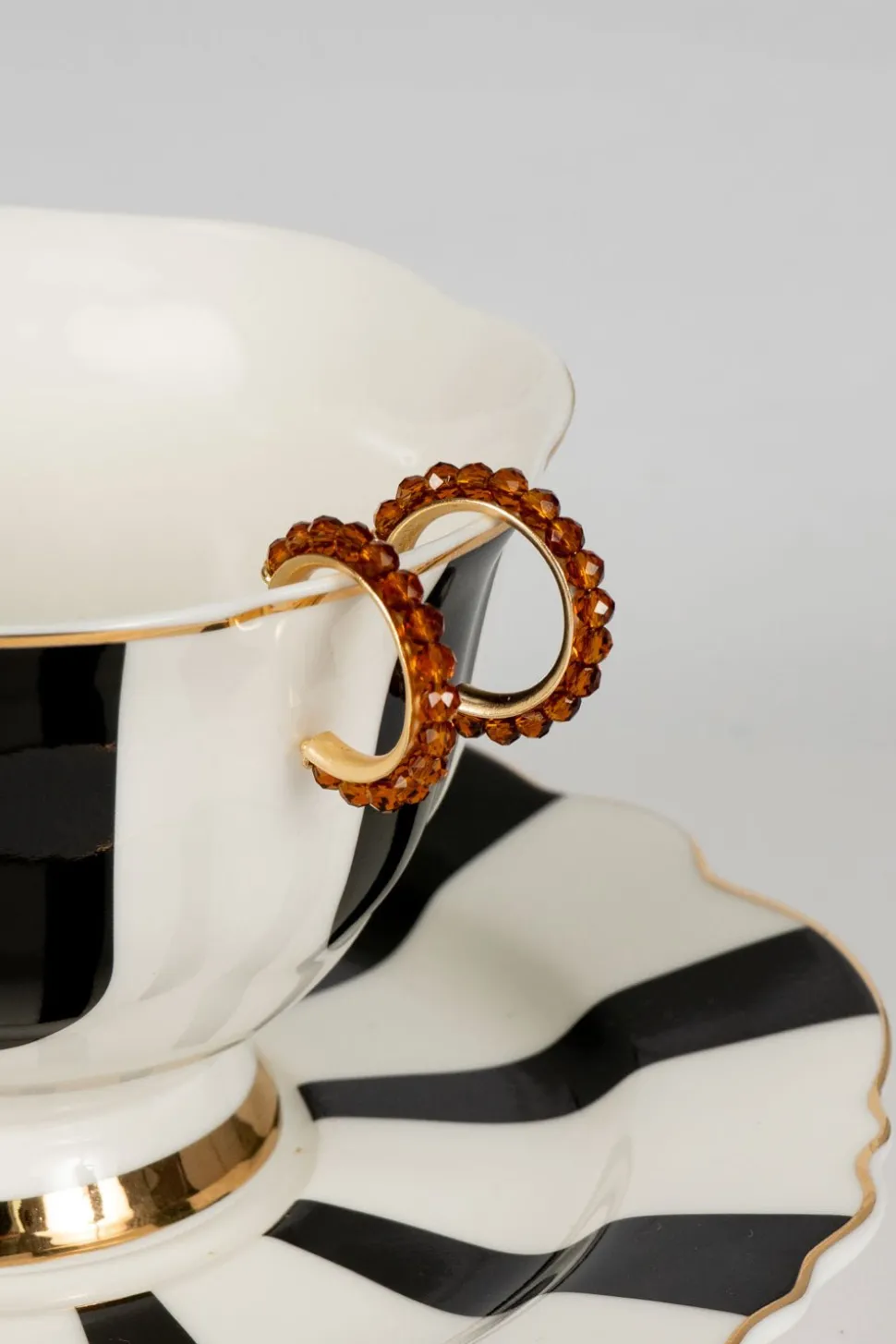 Pendientes Dorados Con Diseño De Aros Y Piedras Ámbar