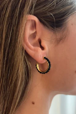 Pendientes Dorados Con Diseño De Aros Y Onyx Negras