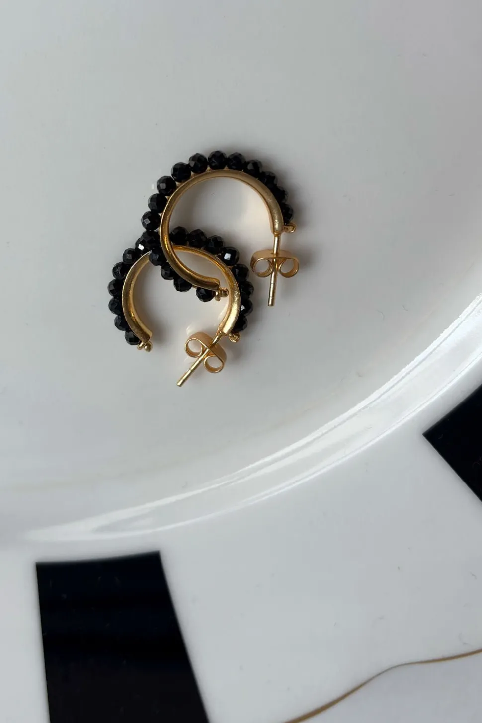 Pendientes Dorados Con Diseño De Aros Y Onyx Negras