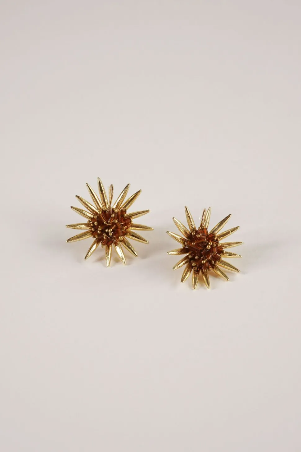 Pendientes Dorados Con Diseño De Girasoles Marrones