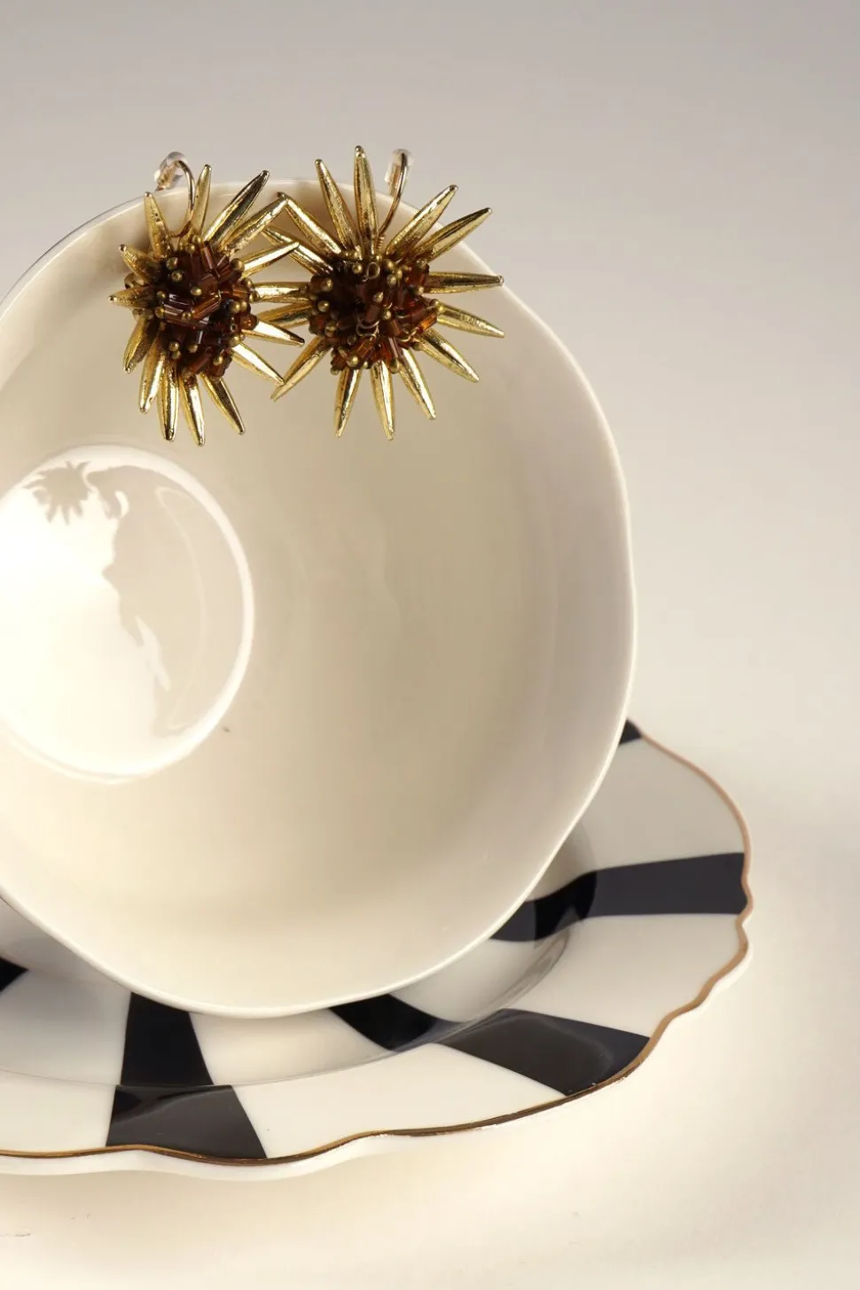 Pendientes Dorados Con Diseño De Girasoles Marrones