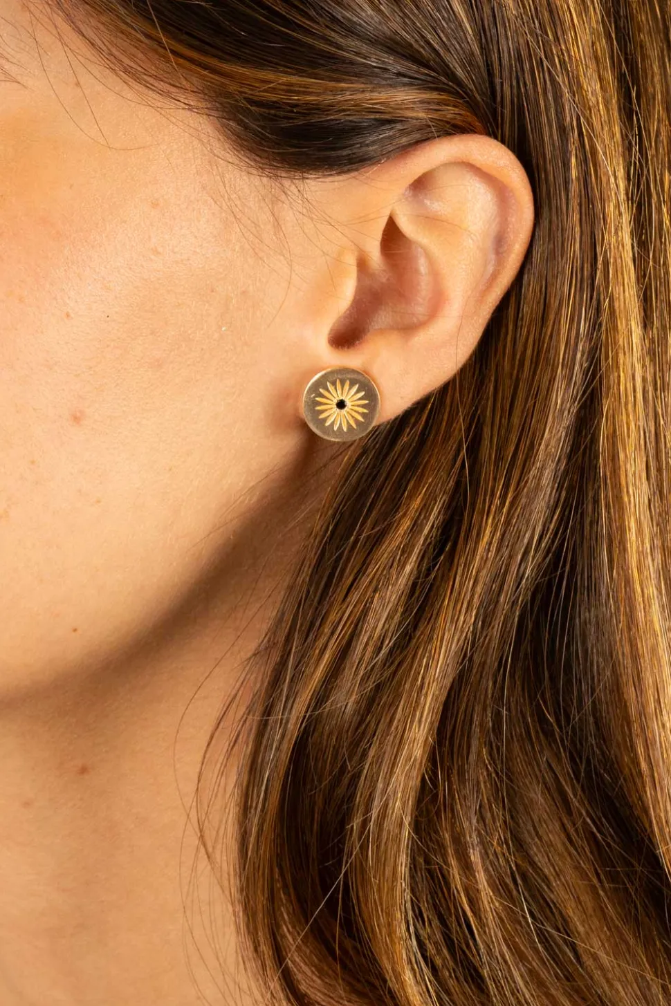 Pendientes Dorados Redondos Con Diseño De Sol Y Circonita Negra